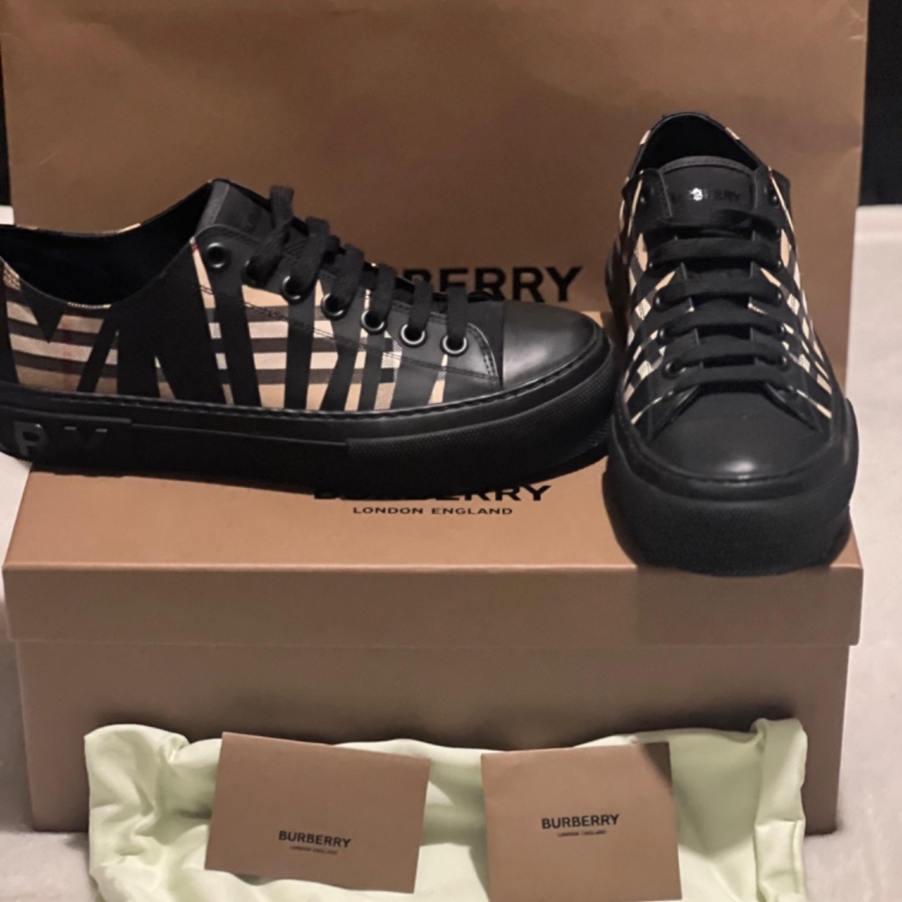 Burberry Sneakers - Picture 4 of 9